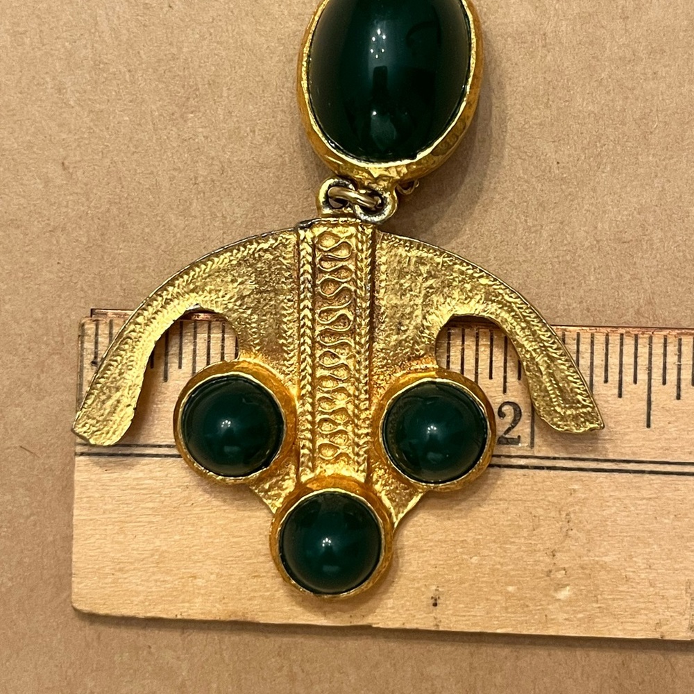 ALEXIS KIRK Signed Etruscan Style Earrings Gold Tone Green Cabochons Clip On - Picture 7 of 9